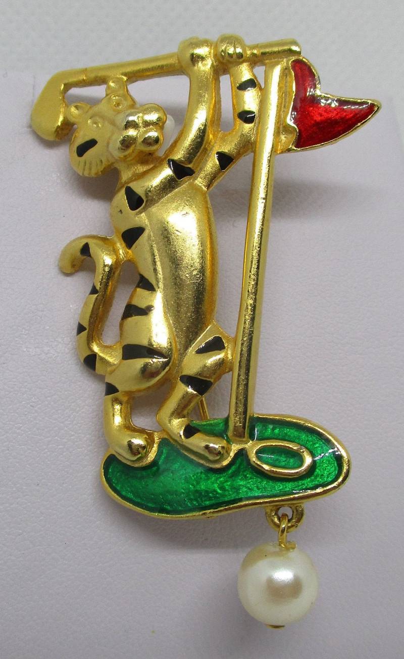 Danecraft Signierte Tiger Playing Golf Brosche Kunstperle Golfball, Emaille, Goldfarbenes Metall von vserendipityboutique