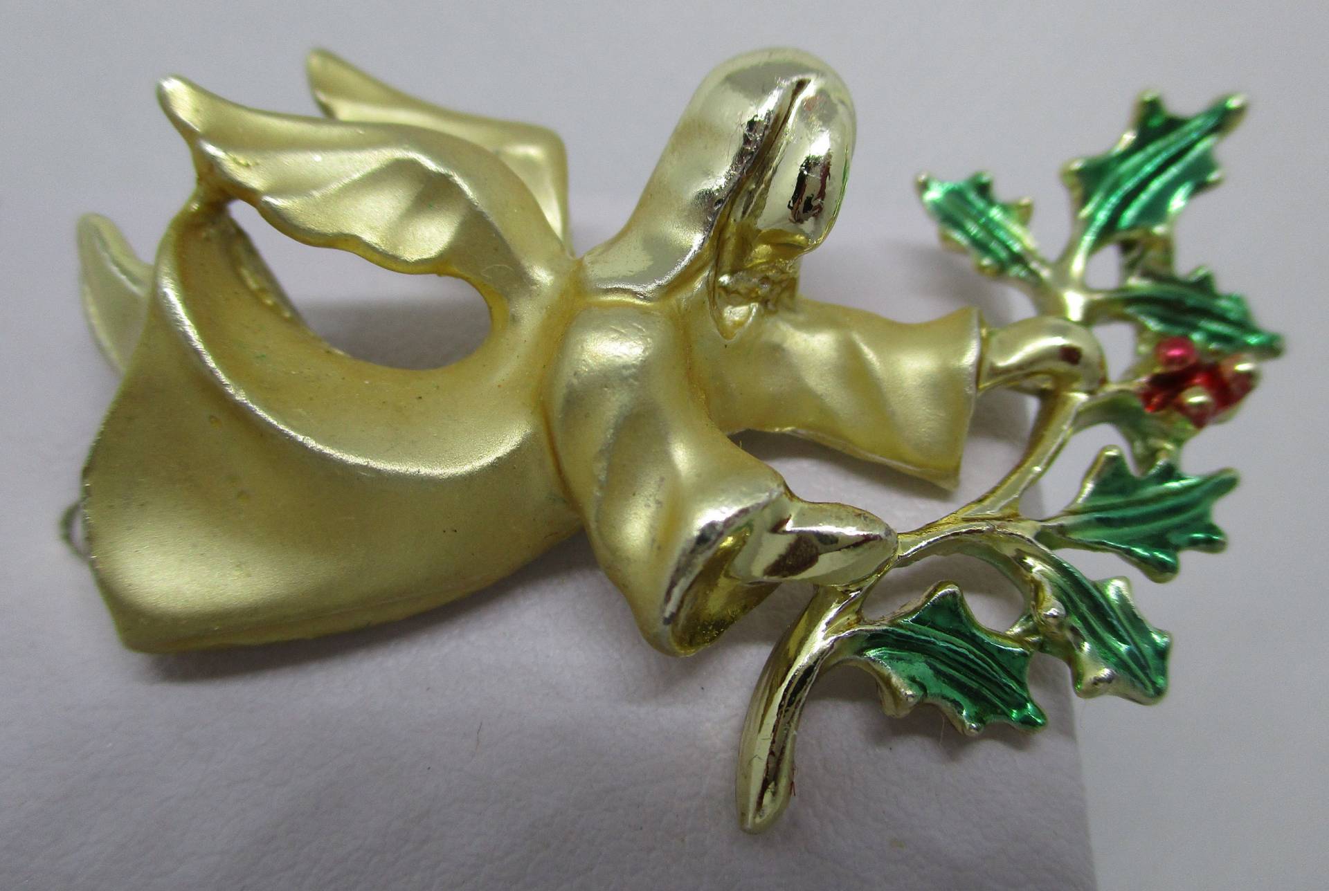 Engel Brosche Signiert Giusti Emaille Holly Zweig Weihnachtsbrosche Weihnachtsengel Schmuck Vtg 2 Vorhanden von vserendipityboutique