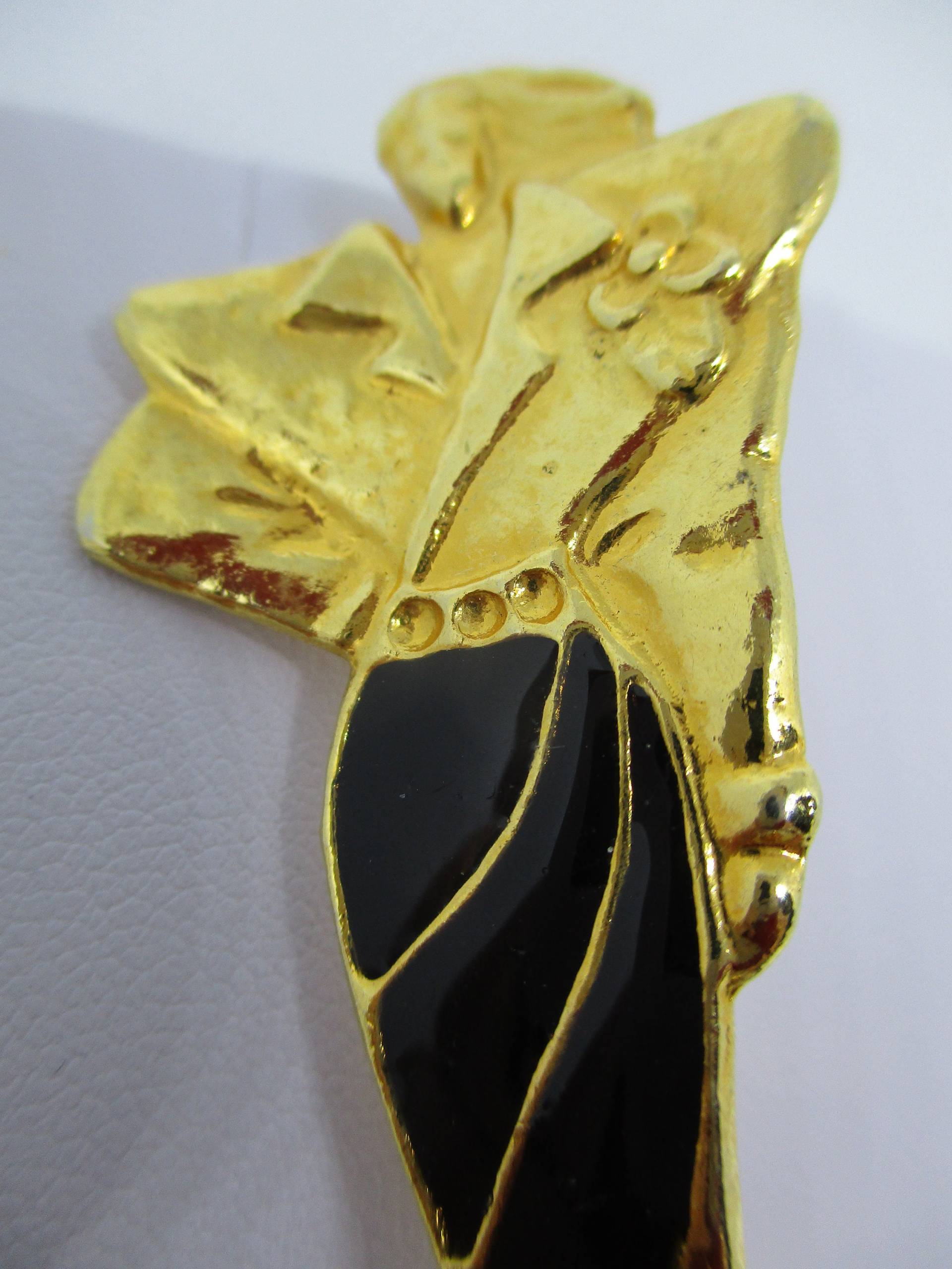 Frauen Brosche Schwarz Emaille Gold-Ton Frau Mit Gold-Ton-Bluse Lange Schwarze Wickelrock Mode Modell Vtg 1970; S von vserendipityboutique