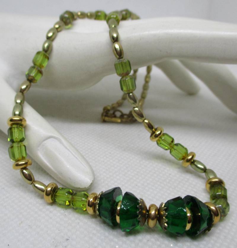Grüner Kristall Und Gold-Ton-Perlen-Halskette Mit Verlängerungskette Weinlese Grüner Kristall Und Gold-Ton-Perlen-Halskette Mit Verlängerungskette Weinlese von vserendipityboutique