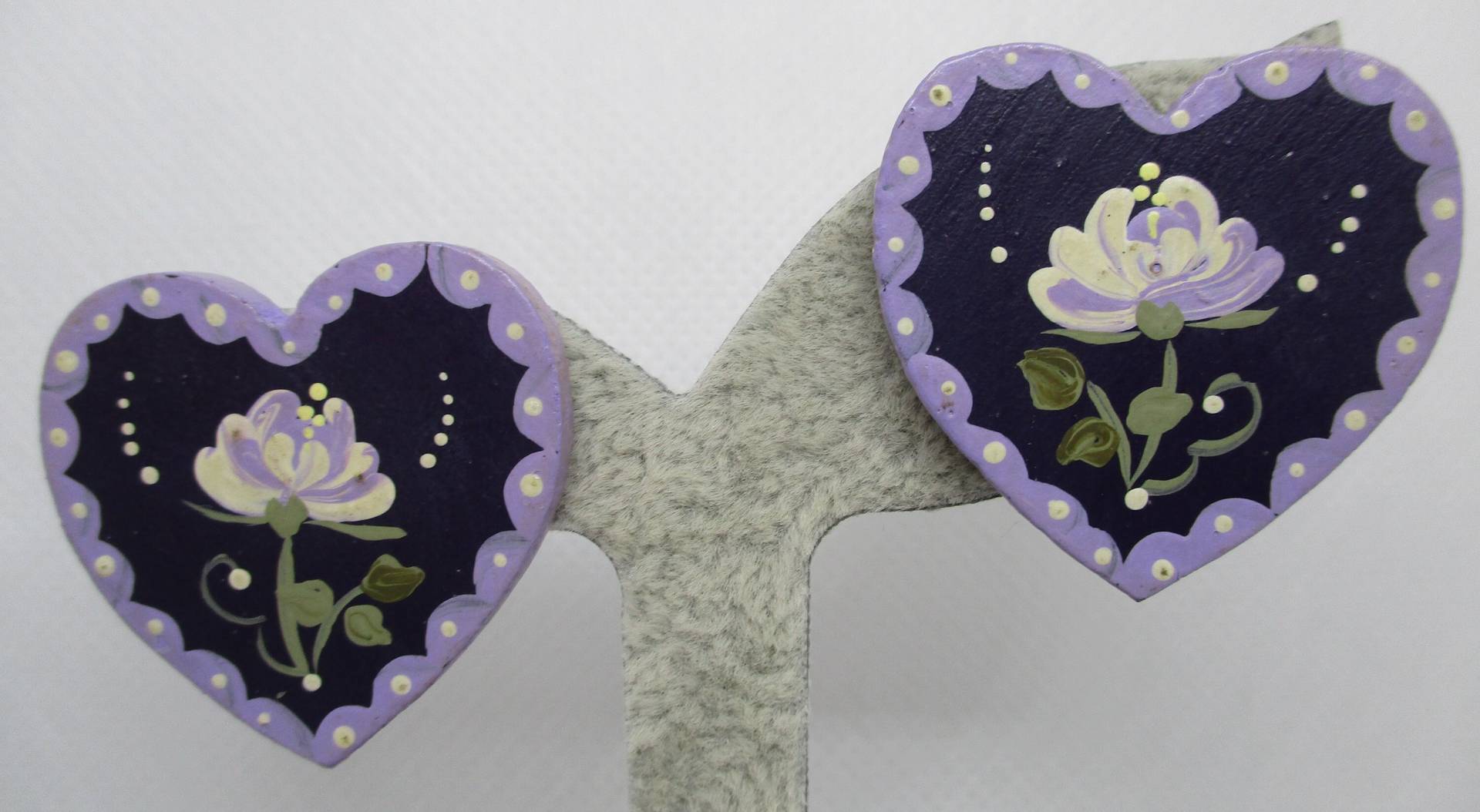 Handgefertigte, Handbemalte Holzohrringe in Dunkellila, Lavendel, Herzform von vserendipityboutique