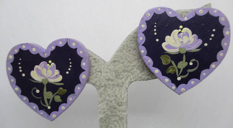 Handgefertigte, Handbemalte Holzohrringe in Dunkellila, Lavendel, Herzform von vserendipityboutique