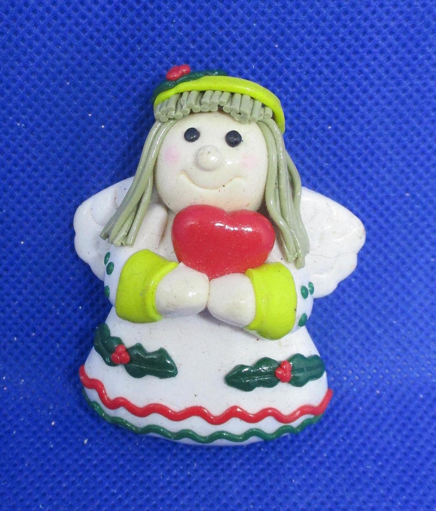 Handgefertigte Polymer Clay 3 D Engel Brosche Künstler Fimo Weihnachtsengel Herz Stechpalme Beeren Blatt von vserendipityboutique