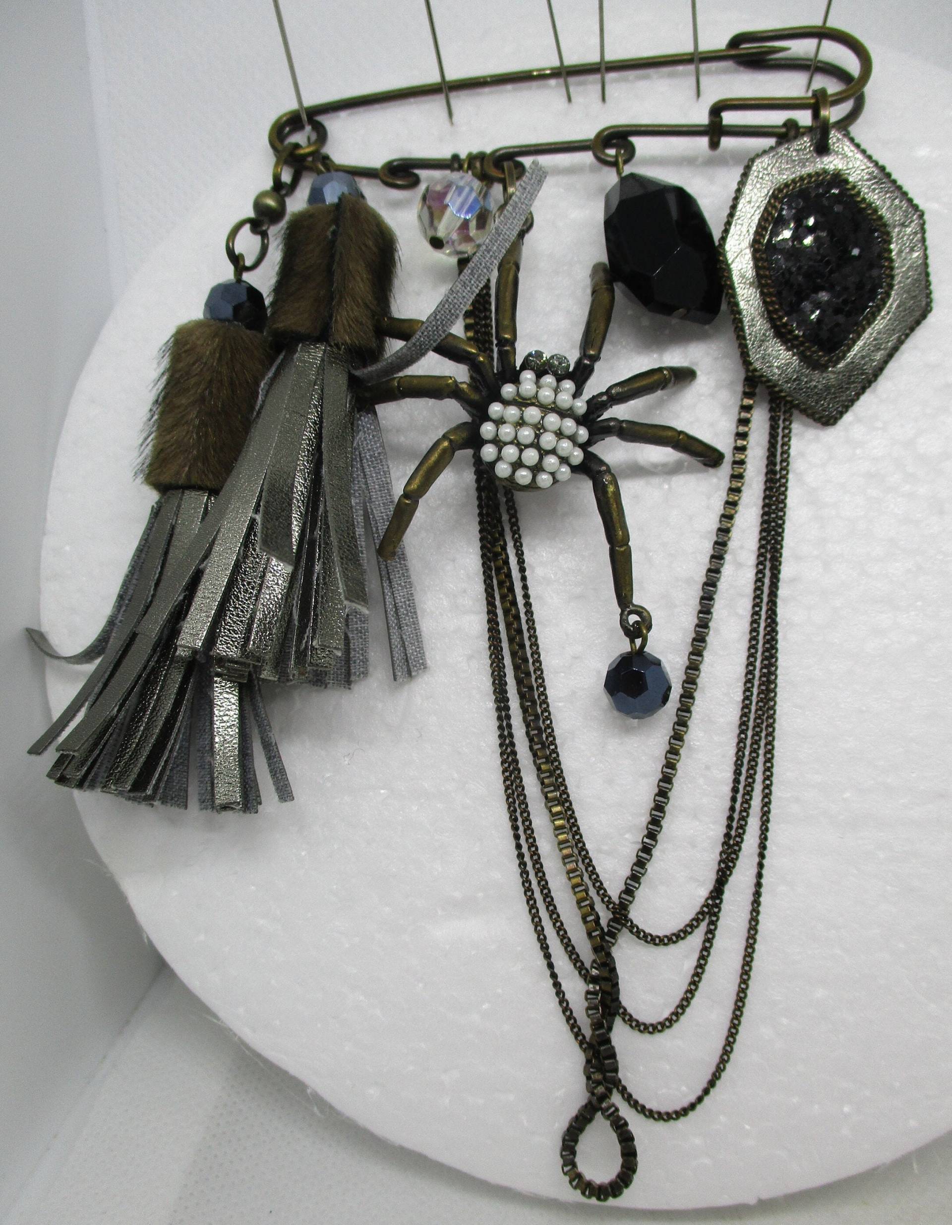 Handgefertigte Spinnen Brosche Anstecknadel Aus Messing, Fell & Leder Quaste von vserendipityboutique