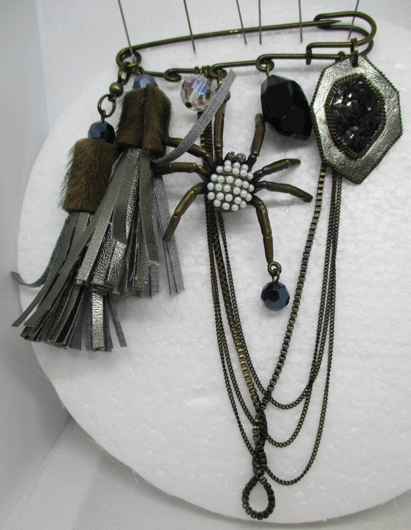 Handgefertigte Spinnen Brosche Anstecknadel Aus Messing, Fell & Leder Quaste von vserendipityboutique