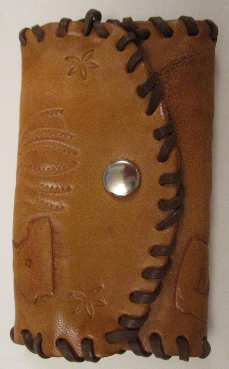 Handgefertigtes Schlüsseletui Aus Geprägtem Leder Vintage von vserendipityboutique