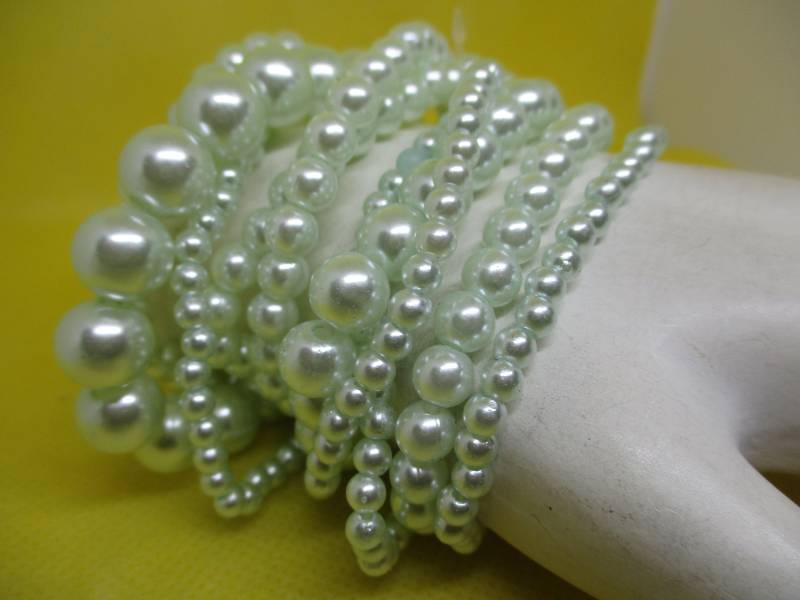 Kunstperlen Stretch Armband Set - Hellgrün, Verschiedene Größen 10 Stück von vserendipityboutique