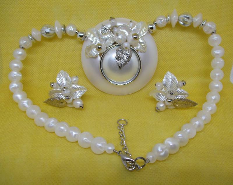 Lucite Vintage Ohrring Set Faux Pearl & Silber Ton Lucite Vintage Ohrring Set Faux Pearl & Silber Ton von vserendipityboutique