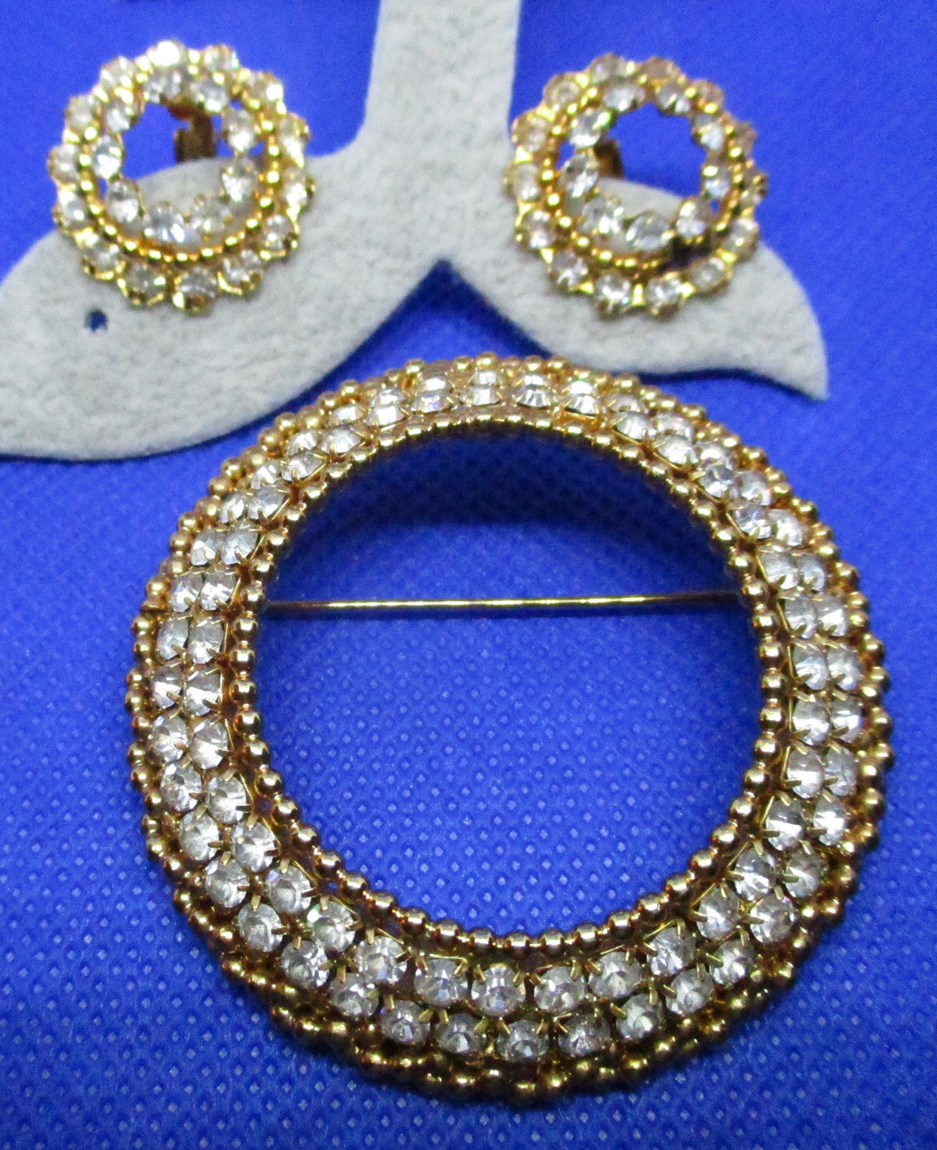 Park Lane Brosche Ohrring Set Prong Kristall Strass Gold-Ton Perlen Seil Design Kristallohrringe Demi Parure von vserendipityboutique