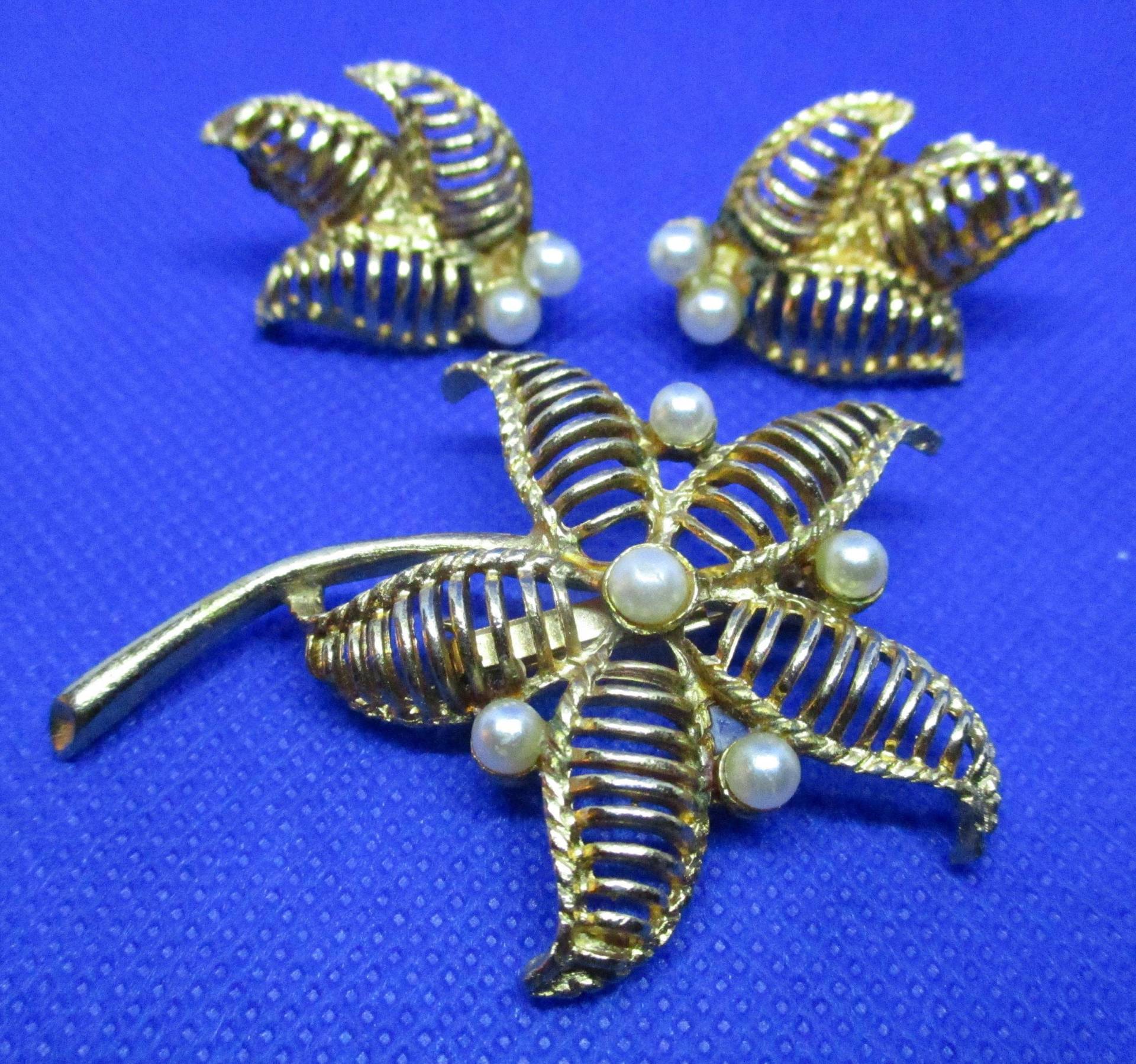 Pearl Goldtone Flower Brosche Ohrring Set Faux Pearl Gold Tone Metall Blumen Mit Clip Auf Ohrringe von vserendipityboutique