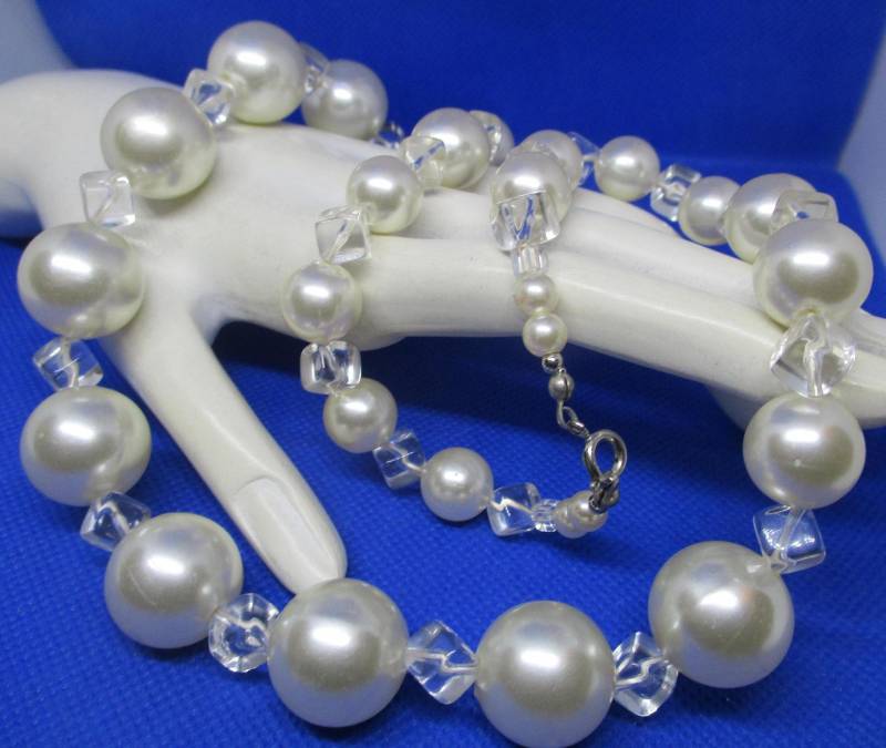 Perle Lucite Cubes Halskette Einzelstrang Faux Perlen Lucite Cube Bead Vintage Hochzeit Graduierung Jeder Tag Schmuck von vserendipityboutique