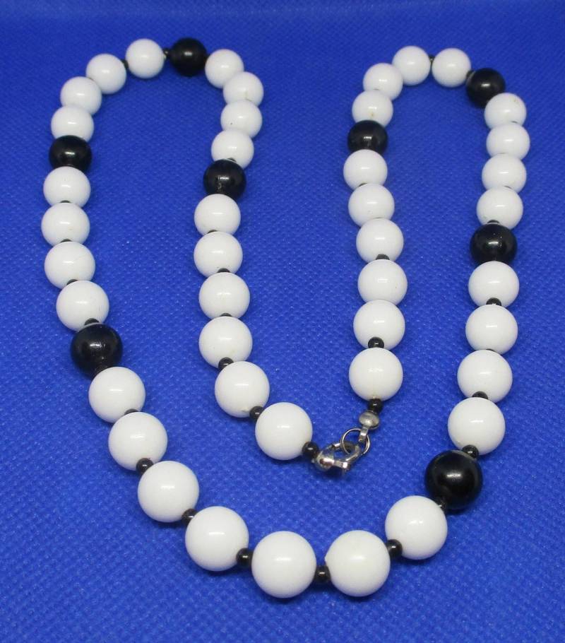 Plastik Perlen Halskette Schwarz Und Weiß Perlen Halskette Weiße Runde Rocailles 25 Zoll Plastik Perlen Halskette Schwarz Und Weiß Perlen Halskette Weiße Runde Rocailles 25 Zoll von vserendipityboutique