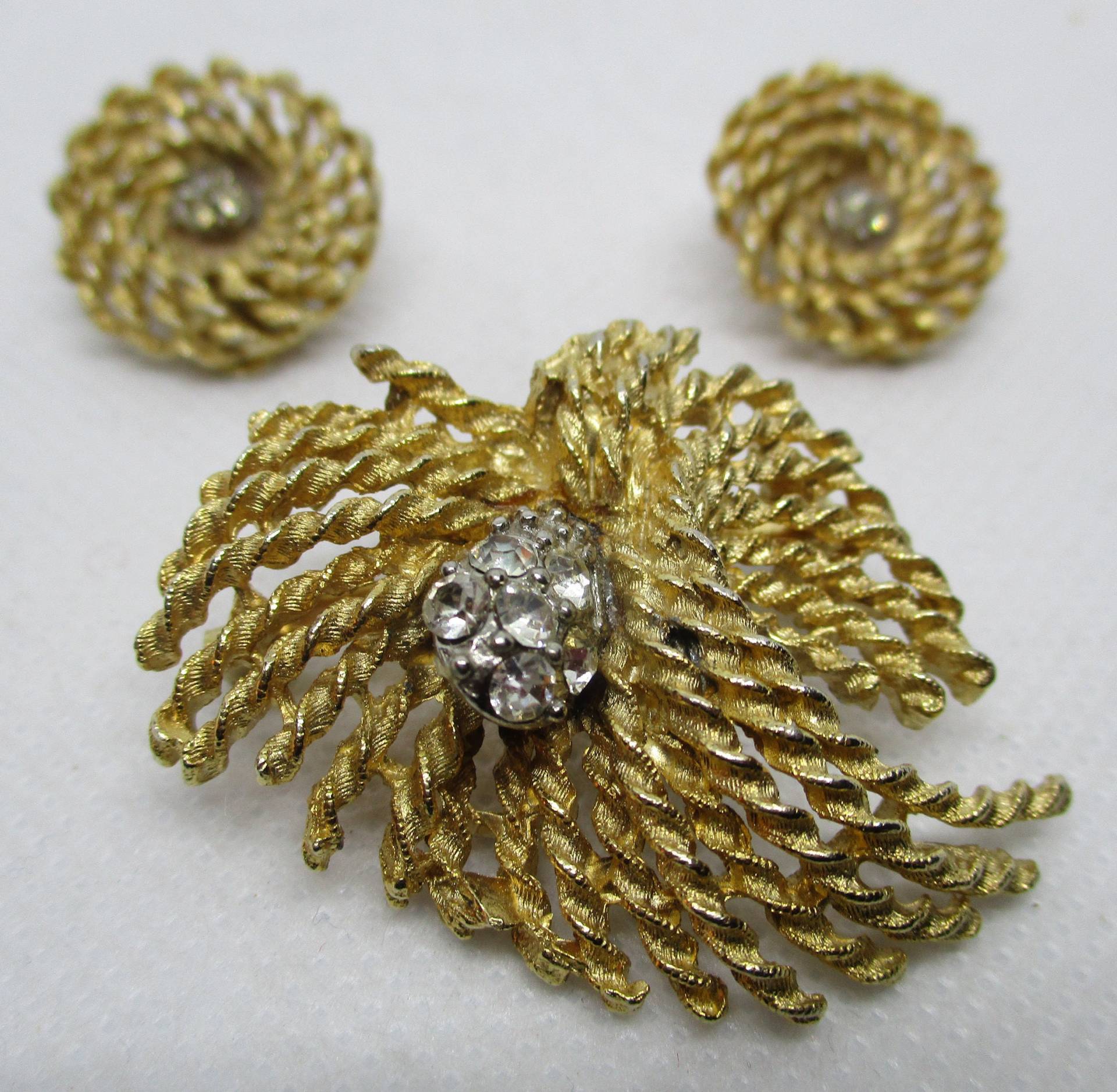 Roma Rhinestone Signiert Goldton Metall Seil Design Brosche Passend Clip Auf Ohrring Set Roma Ohrringe Strass Schmuck von vserendipityboutique