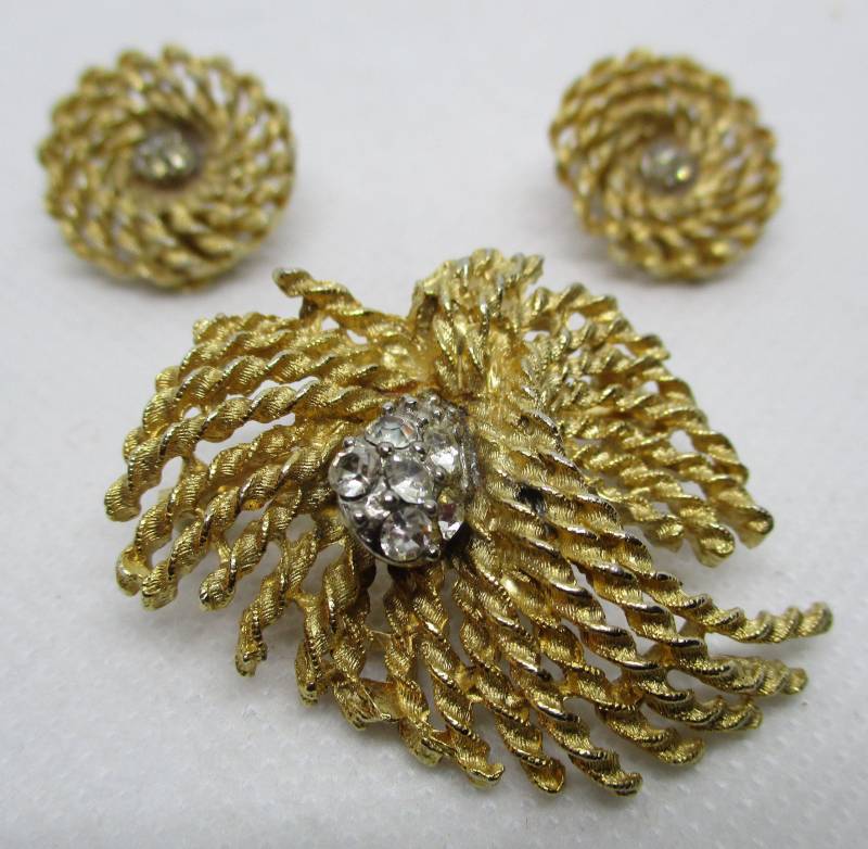 Roma Rhinestone Signiert Goldton Metall Seil Design Brosche Passend Clip Auf Ohrring Set Roma Ohrringe Strass Schmuck von vserendipityboutique