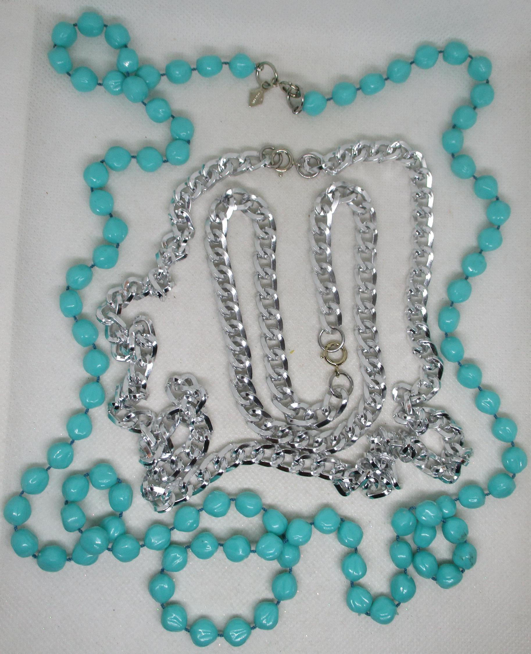 Sarah Coventry Halsketten 3 Teiliges Set Türkisfarben 1 Kunststoff Perlenkette Und 2 Silberfarbene Metall Ketten Sarah Coventry von vserendipityboutique