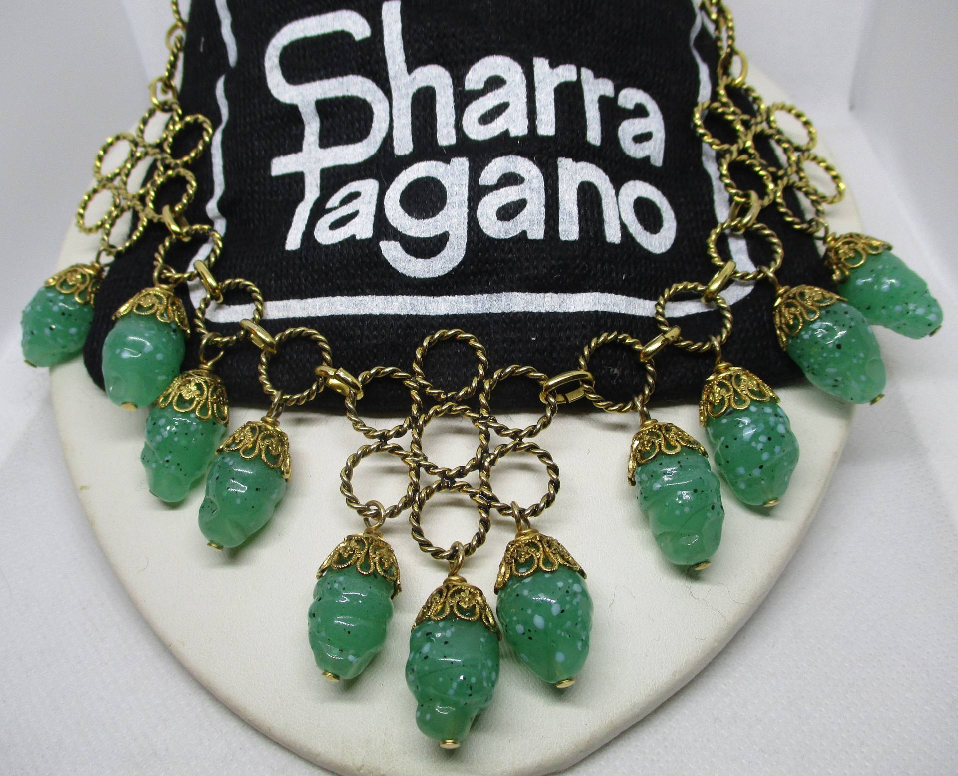 Sharra Pagano Halskette Green Robin Ei Glasperlen Goldton Metall Durchbrochene Blumen Kette Bib Halskette Designer Vintage 1960 von vserendipityboutique