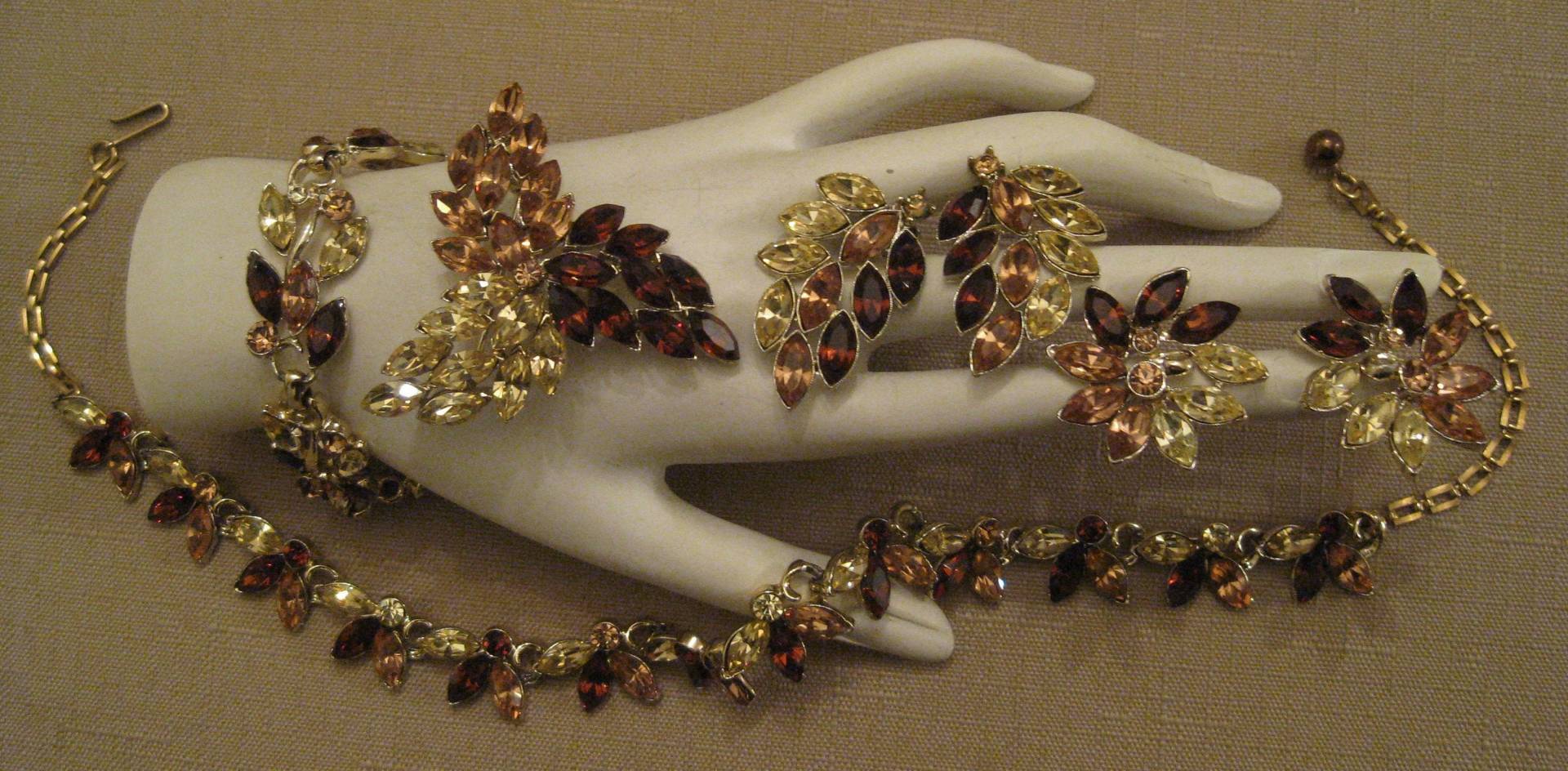 Signiertes Dodds Strass Schmuck Set Kette, Armband, Brosche, Ohrringe von vserendipityboutique