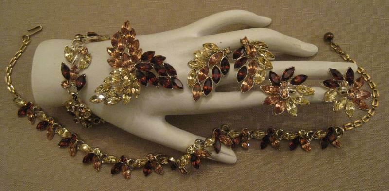 Signiertes Dodds Strass Schmuck Set Kette, Armband, Brosche, Ohrringe Signiertes Dodds Strass Schmuck Set Kette, Armband, Brosche, Ohrringe von vserendipityboutique