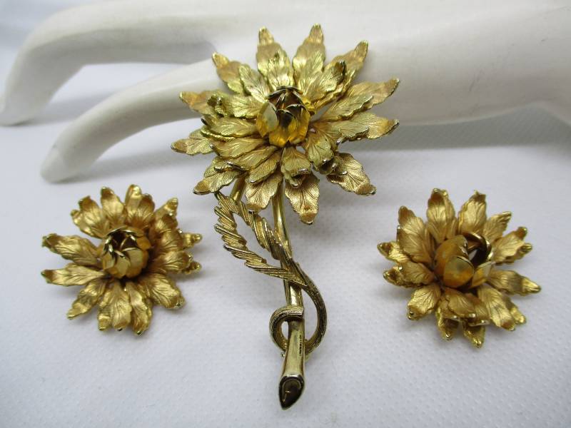 Signiertes Lisner Gold Tone Blumen Brosche Und Ohrclip Set Vintage Demi Parure Signiertes Lisner Gold Tone Blumen Brosche Und Ohrclip Set Vintage Demi Parure von vserendipityboutique