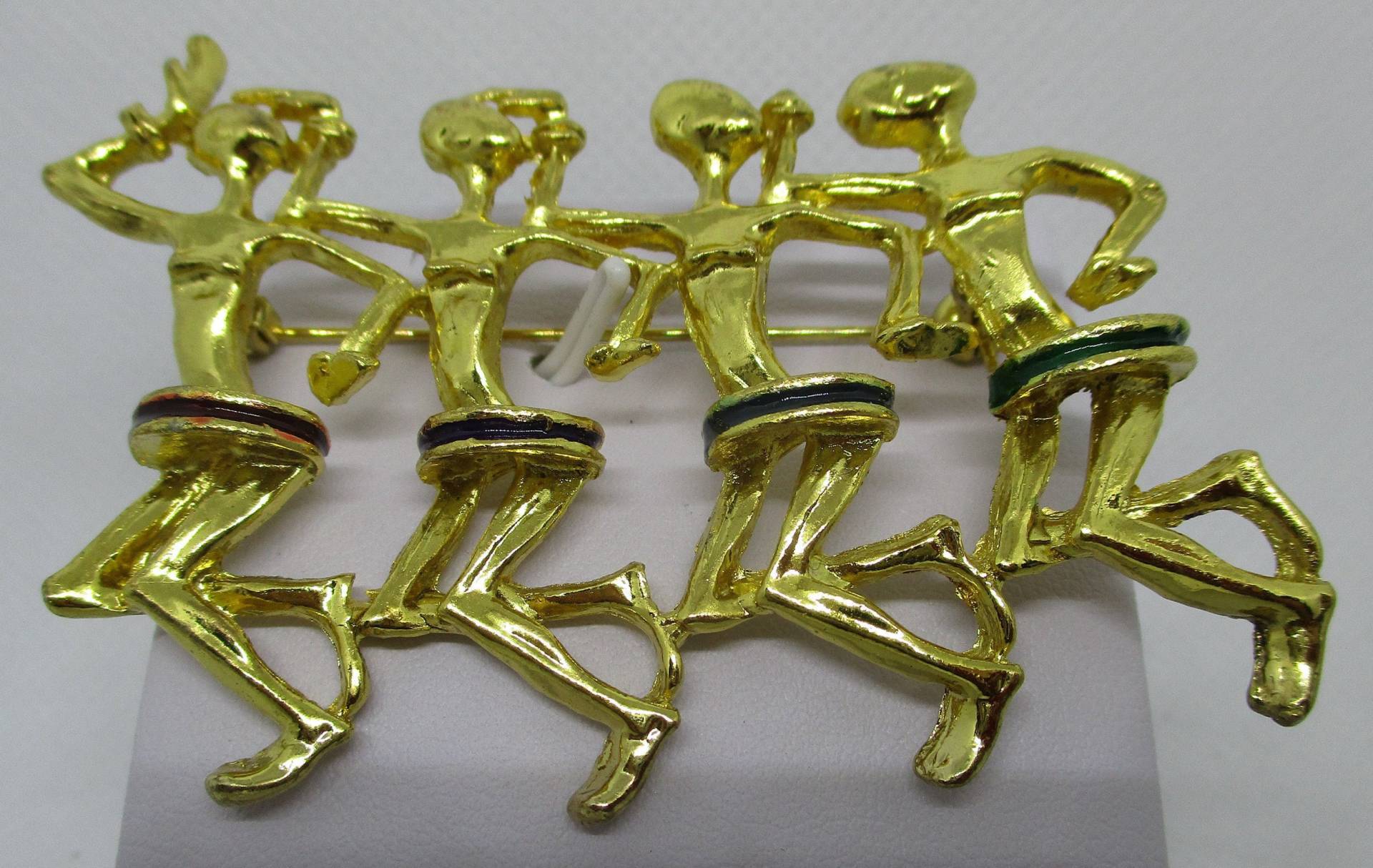 Vintage 1980S Dancing People Brosche Goldfarbener Emaille Pin von vserendipityboutique