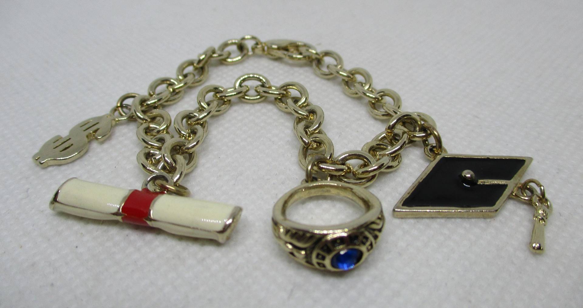 Vintage Abschluss Bettelarmband Schulranzen, Abschlusskappe, Schulranzen von vserendipityboutique