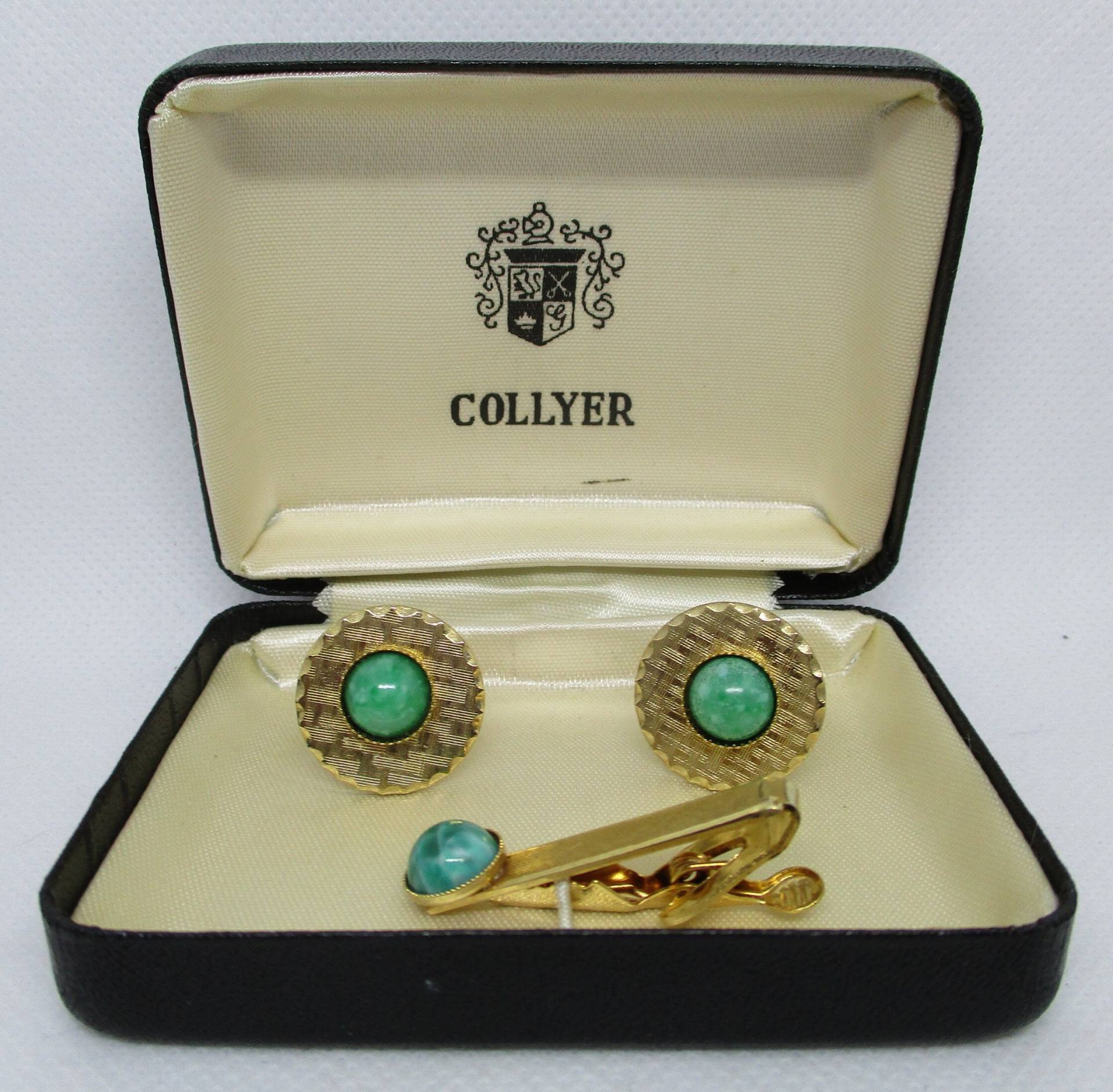 Vintage Collyer Manschettenknöpfe Krawattenklammer Set Gold-Ton Grüne Jade, Made in Sheffield Vintage Collyer Manschettenknöpfe Krawattenklammer Set Gold-Ton Grüne Jade, Made in Sheffield von vserendipityboutique