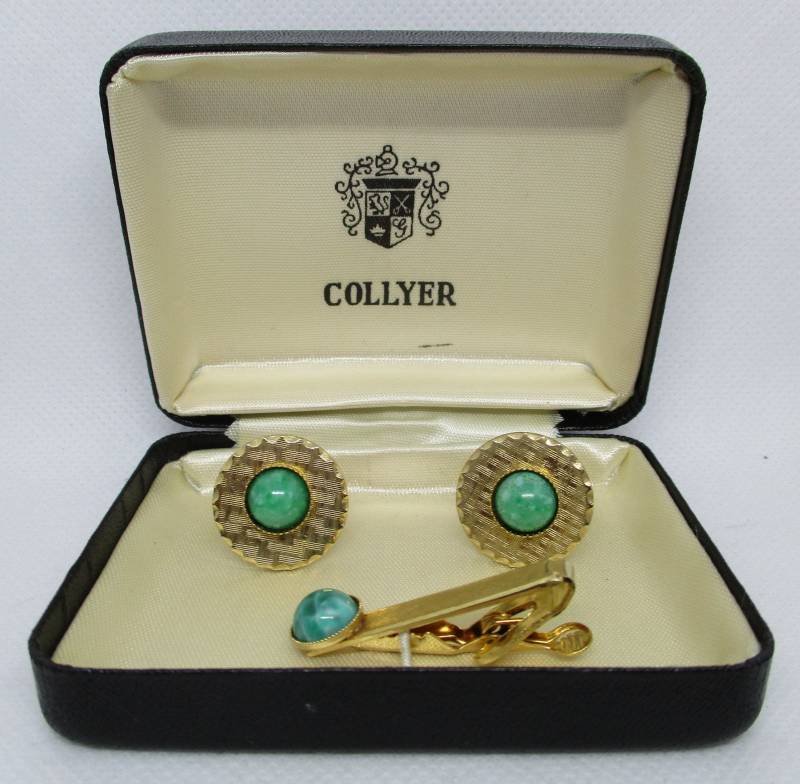 Vintage Collyer Manschettenknöpfe Krawattenklammer Set Gold-Ton Grüne Jade, Made in Sheffield Vintage Collyer Manschettenknöpfe Krawattenklammer Set Gold-Ton Grüne Jade, Made in Sheffield von vserendipityboutique
