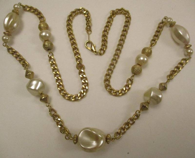 Vintage Faux Perlenkette Goldfarbene Kette, Perlen, 76 cm Vintage Faux Perlenkette Goldfarbene Kette, Perlen, 76 cm von vserendipityboutique
