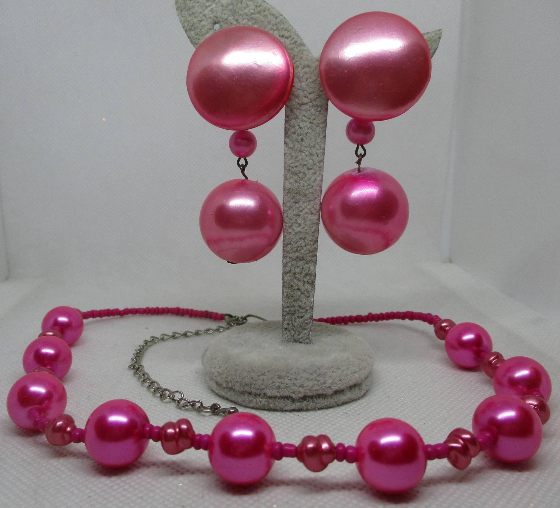 Vintage Fuchsia Kunstperlenkette Und Ohrclips von vserendipityboutique