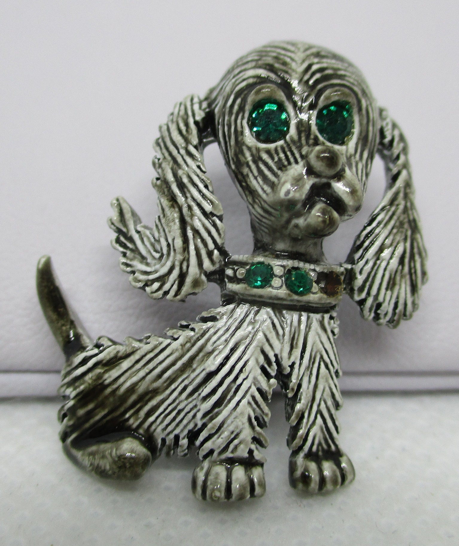 Vintage Gerry Strass Hundebrosche Grüne Augen, Grauer Emaille Welpe Vintage Gerry Strass Hundebrosche Grüne Augen, Grauer Emaille Welpe von vserendipityboutique