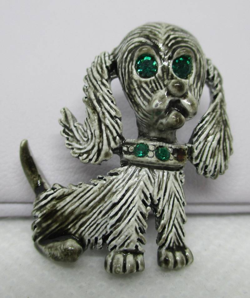 Vintage Gerry Strass Hundebrosche Grüne Augen, Grauer Emaille Welpe Vintage Gerry Strass Hundebrosche Grüne Augen, Grauer Emaille Welpe von vserendipityboutique