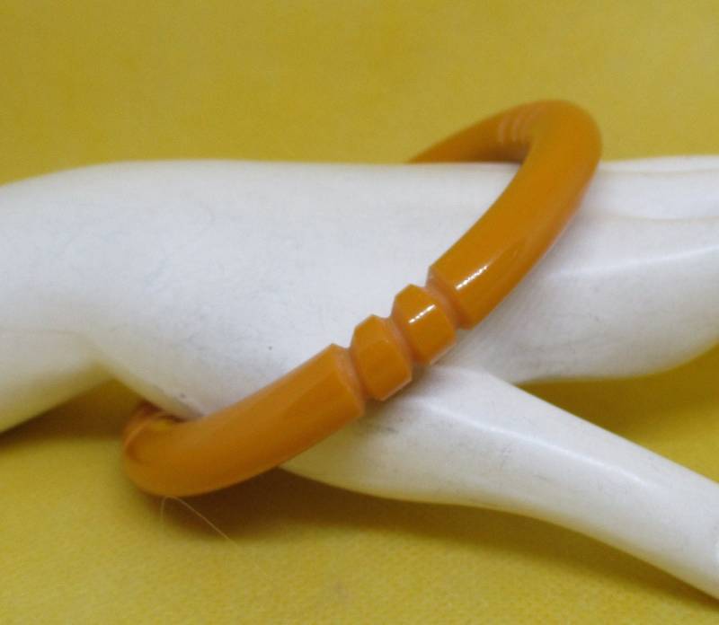 Vintage Geschnitzter Butterscotch Bakelit Armreif, 1940Er Jahre Art Deco von vserendipityboutique