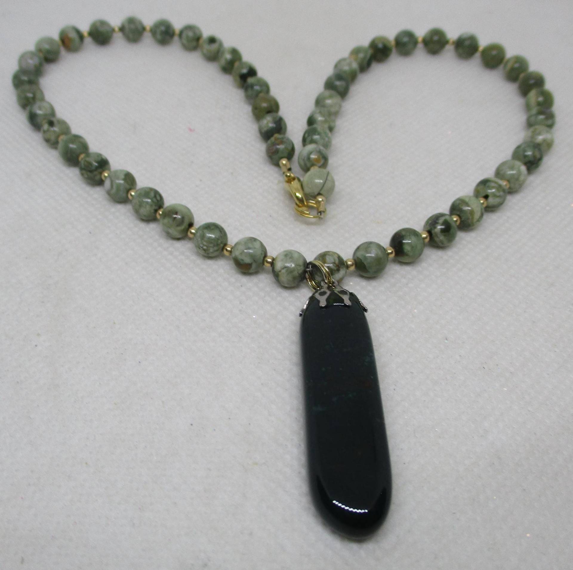 Vintage Jade Perlen Halskette Grüner Onyx Anhänger, Gold Ton von vserendipityboutique