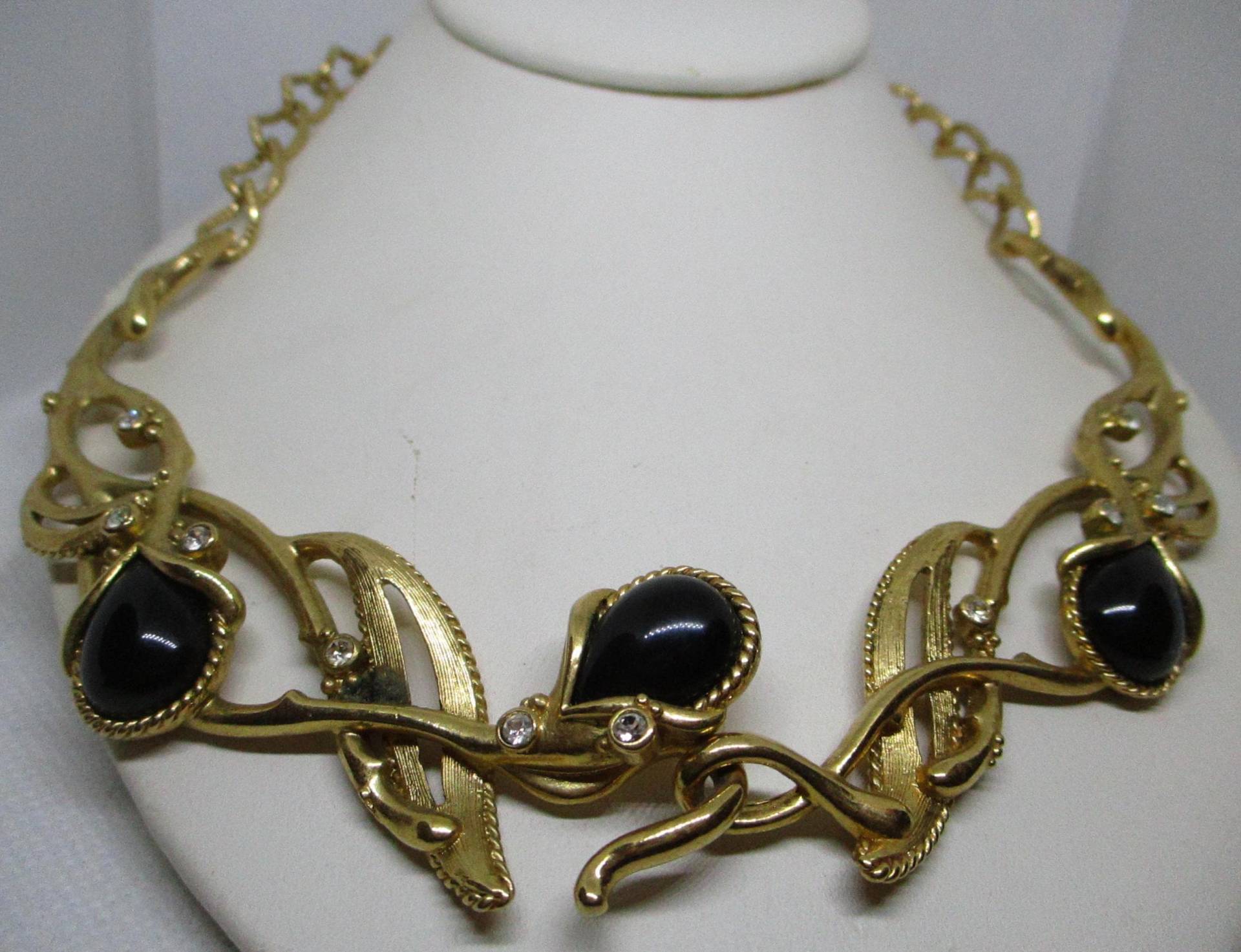 Vintage Jose Maria Barrera Für Avon Grenada Halskette Gold-Ton, Schwarz Cabochon & Strass Vintage Jose Maria Barrera Für Avon Grenada Halskette Gold-Ton, Schwarz Cabochon & Strass von vserendipityboutique