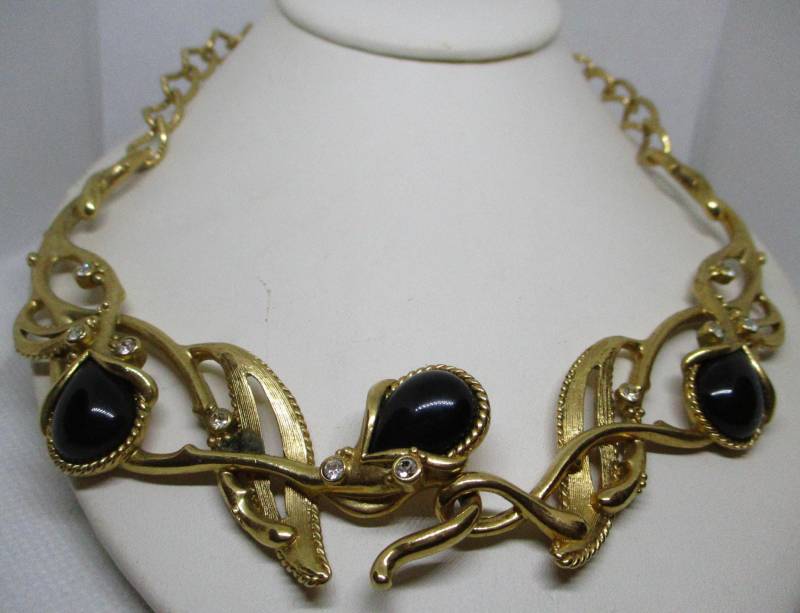 Vintage Jose Maria Barrera Für Avon Grenada Halskette Gold-Ton, Schwarz Cabochon & Strass Vintage Jose Maria Barrera Für Avon Grenada Halskette Gold-Ton, Schwarz Cabochon & Strass von vserendipityboutique
