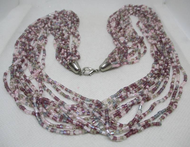 Vintage Lavendel Glas Bugle Bead Multi Strang Halskette Vintage Lavendel Glas Bugle Bead Multi Strang Halskette von vserendipityboutique
