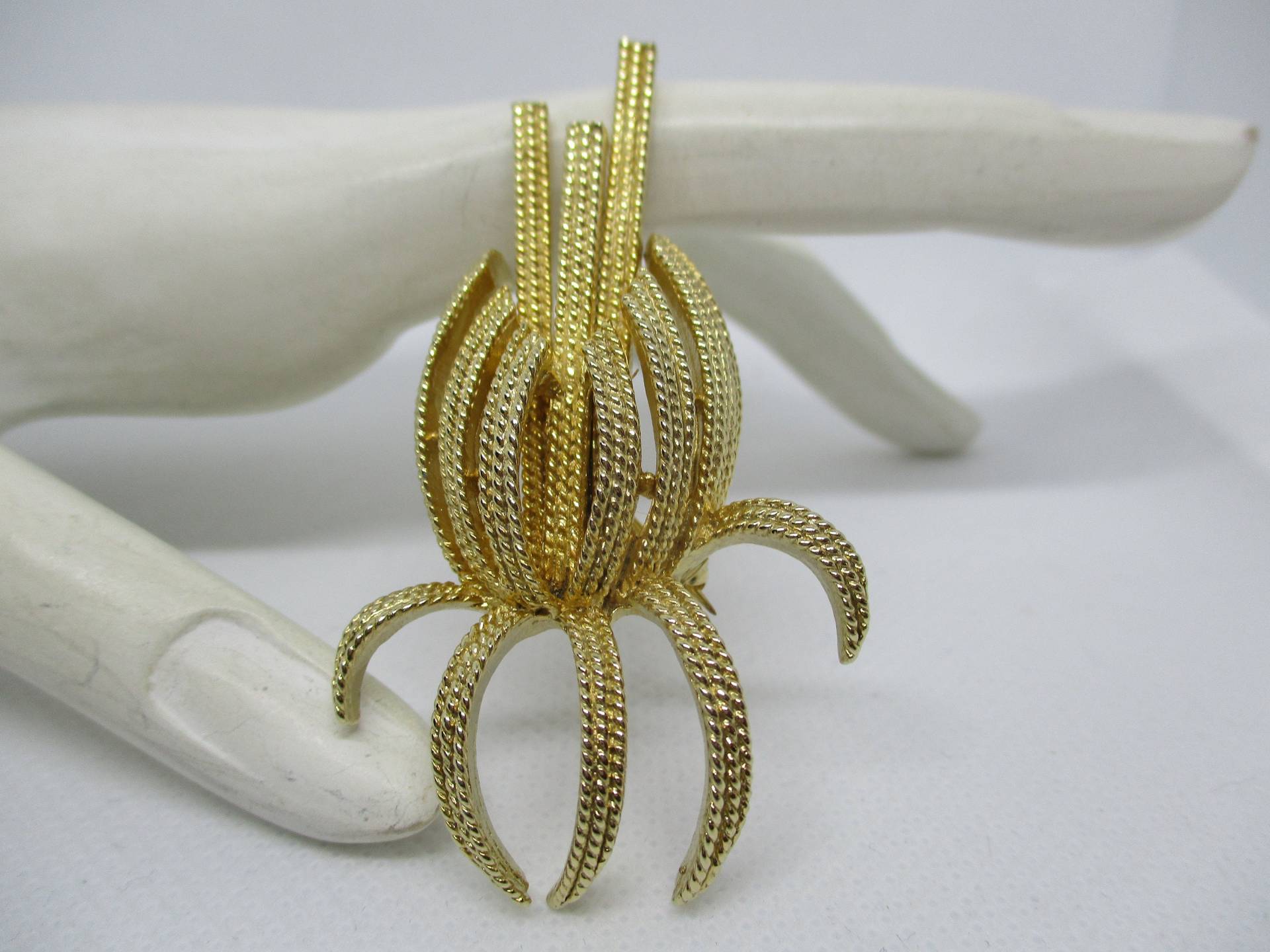Vintage Ledo Blumen Brosche Strukturiertes Goldfarbenes Seil-Design, 1963 von vserendipityboutique