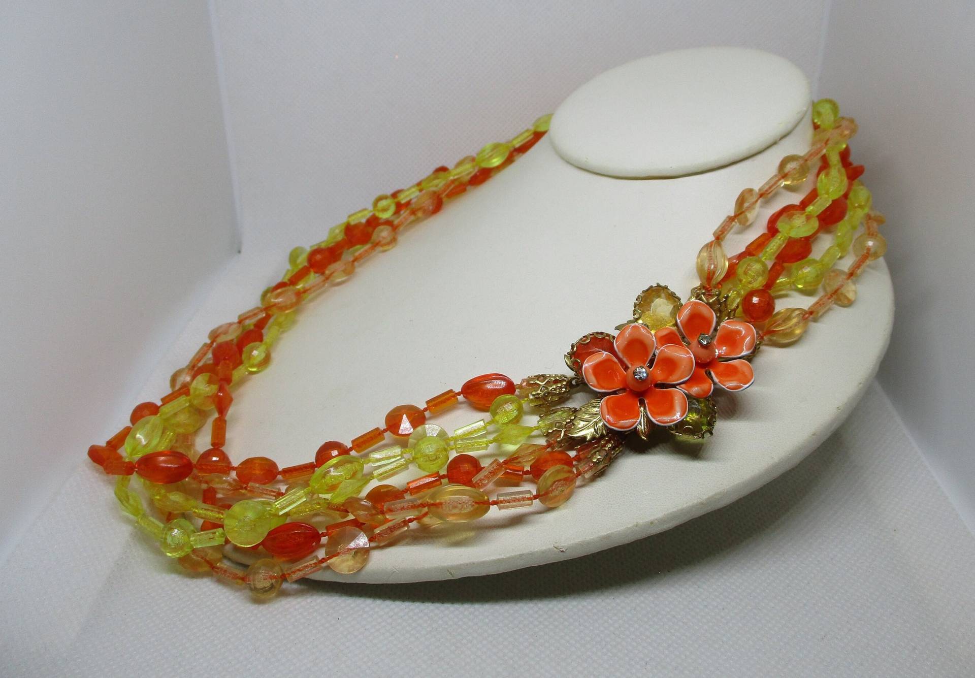 Vintage Lucite Perlenkette Orange Gelber Strass Emaille Verschluss von vserendipityboutique