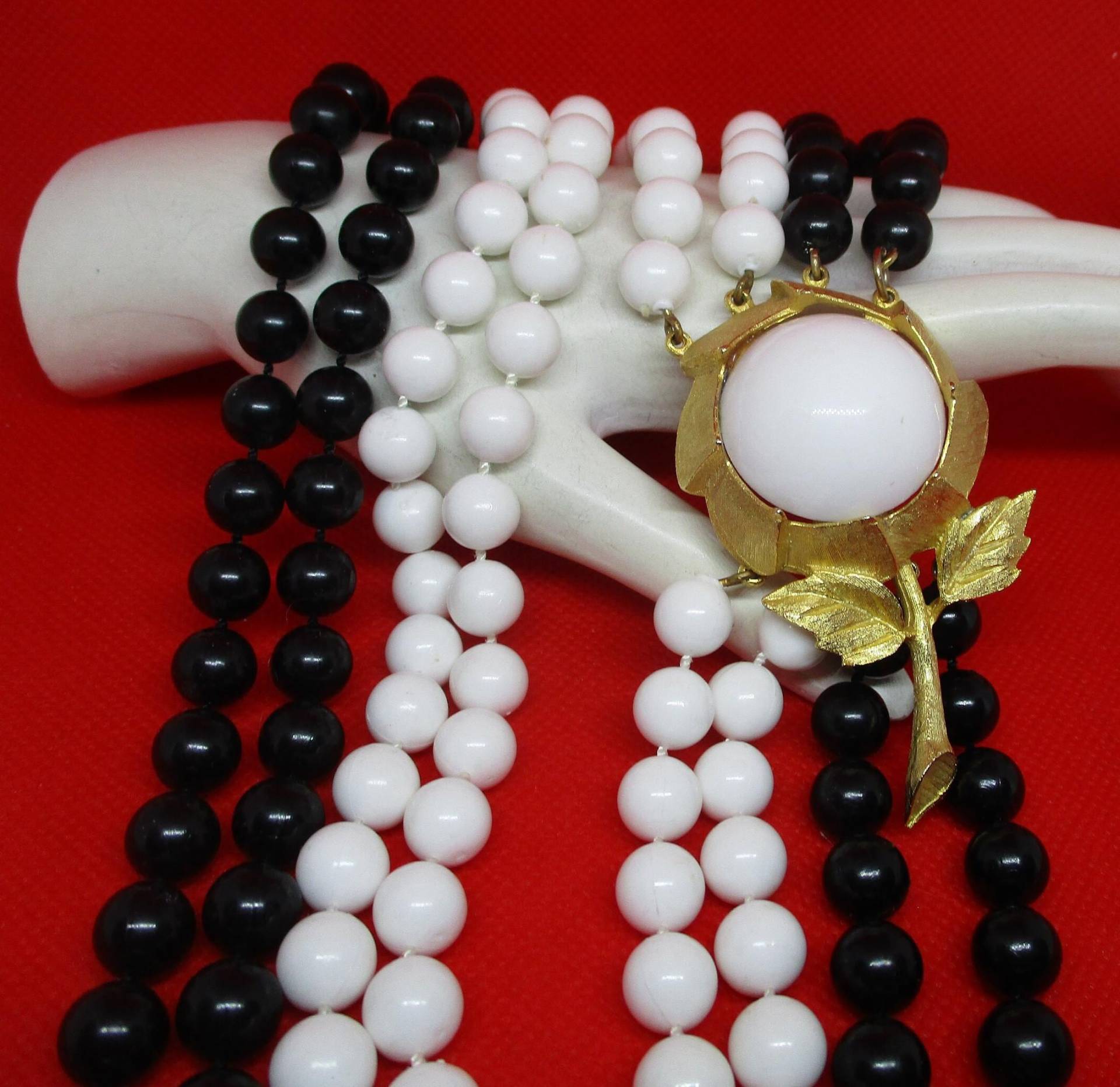 Vintage Lucite Perlenkette Schwarz & Weiß Geknotete Stränge, Goldfarbener Blumenverschluss von vserendipityboutique