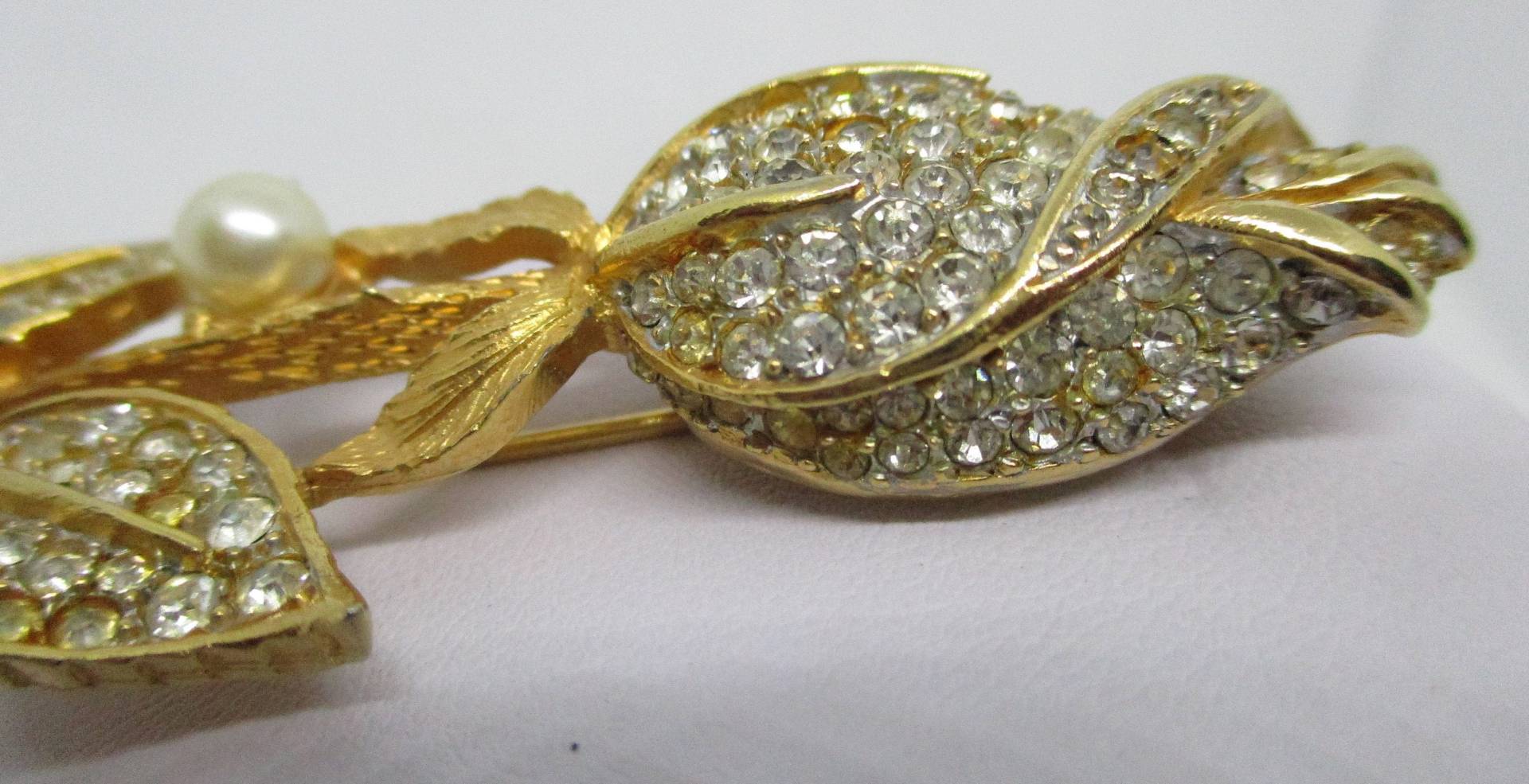 Vintage Mandle Rose Brosche Strass & Kunstperle, Goldfarben von vserendipityboutique