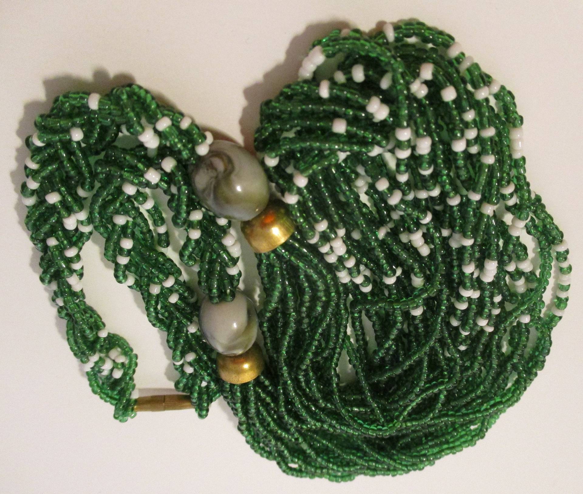 Vintage Mehrsträngige Grüne Samen Perlen Halskette Mit Lucite von vserendipityboutique