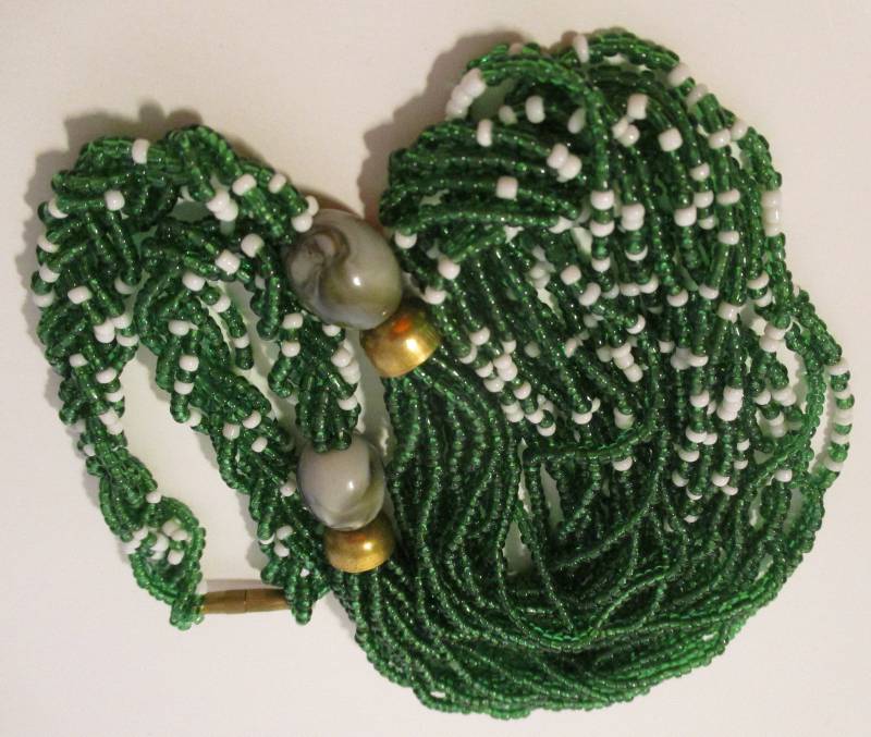 Vintage Mehrsträngige Grüne Samen Perlen Halskette Mit Lucite von vserendipityboutique