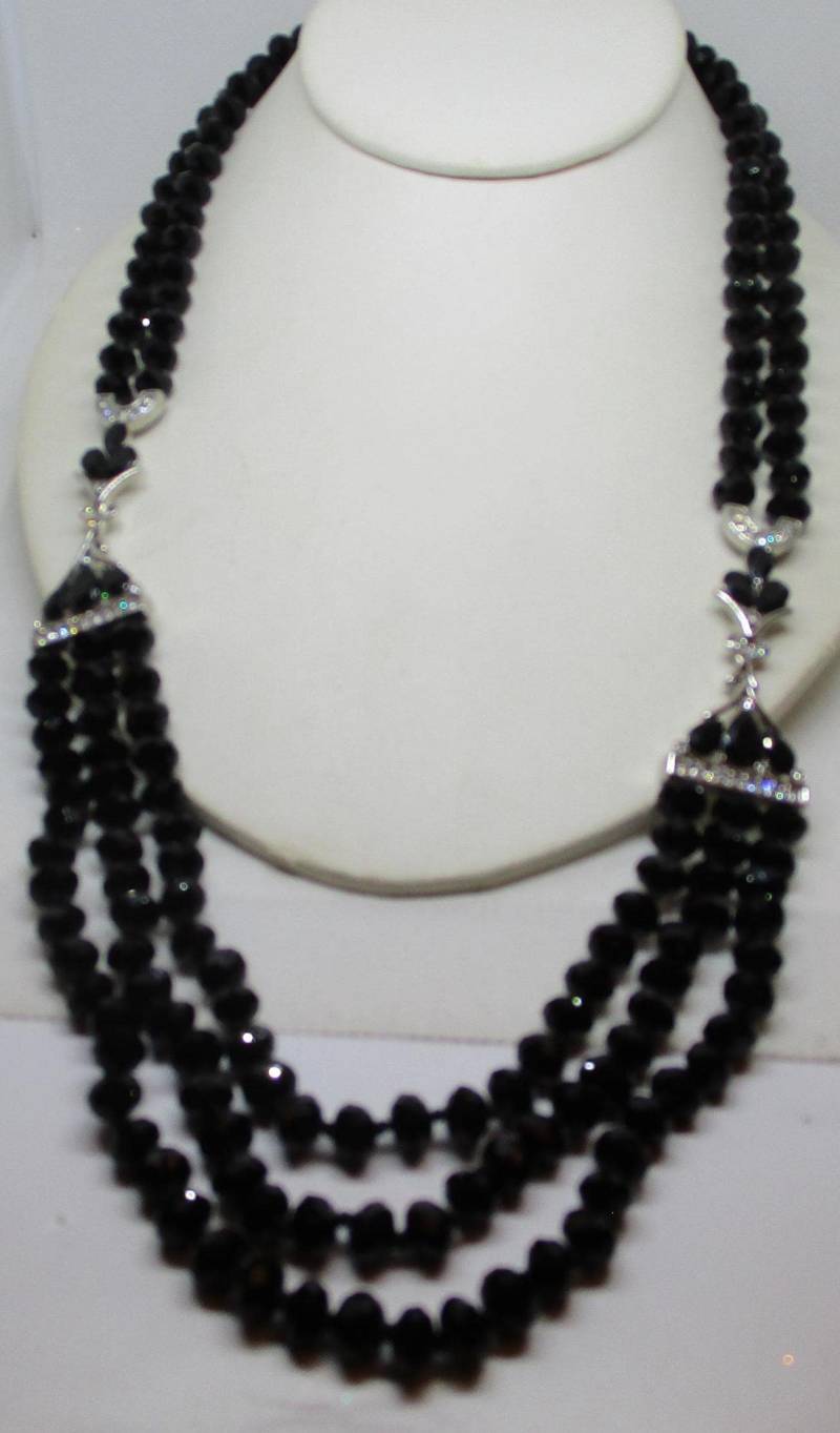 Vintage Monet Multi-strang-Halskette Mit Schwarzen Kristallen Vintage Monet Multi-strang-Halskette Mit Schwarzen Kristallen von vserendipityboutique