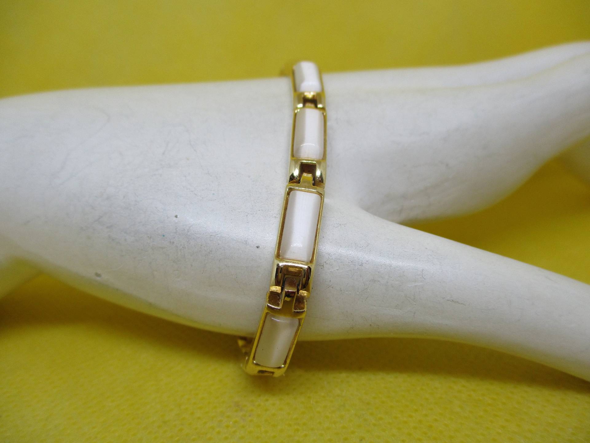 Vintage Moonglow Lucite Panel Armband Aus Goldfarbenem Metall von vserendipityboutique