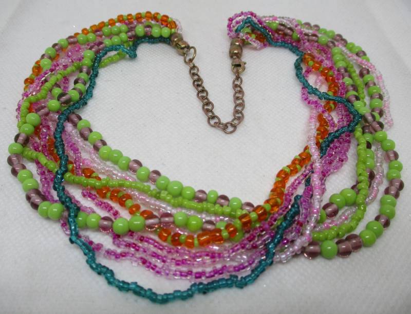 Vintage Multi Strand Seed Bead Halskette Pink, Grün Glass Vintage Multi Strand Seed Bead Halskette Pink, Grün Glass von vserendipityboutique