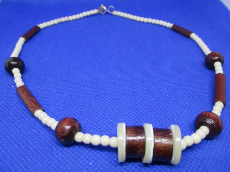 Vintage Perlmutt Holz Perlen Halskette Handgeschnitzter Knochen Akzent Vintage Perlmutt Holz Perlen Halskette Handgeschnitzter Knochen Akzent von vserendipityboutique