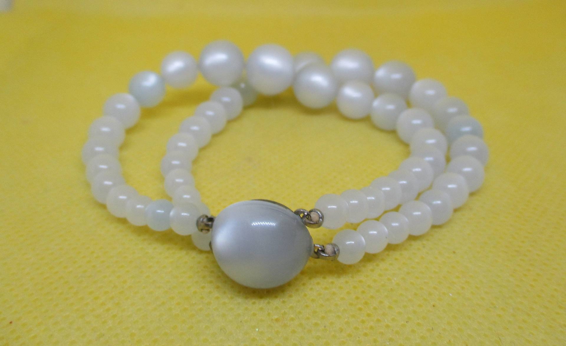 Vintage Richelieu Moonglow Armband Hellblauer Lucite Doppelstrang von vserendipityboutique