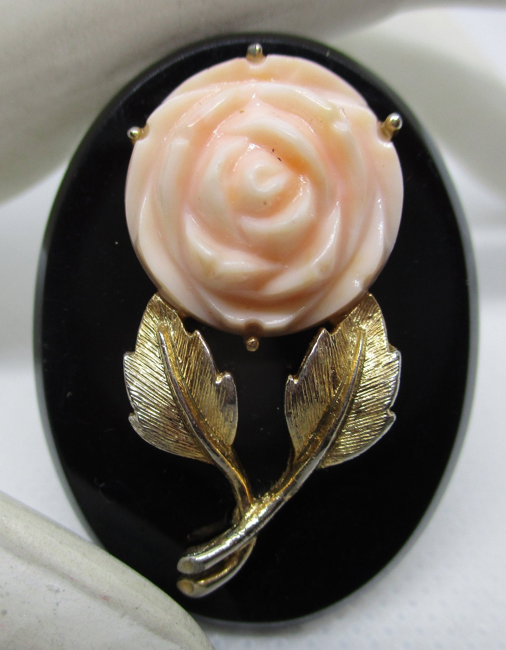 Vintage Rosen Cameo Brosche Pinke Celluloid Blume Auf Schwarzem Lucite von vserendipityboutique