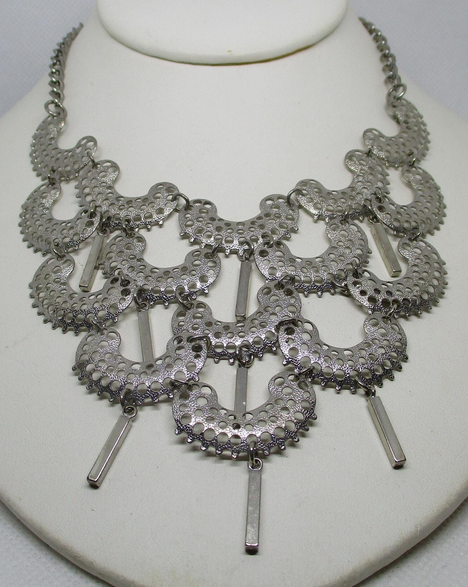 Vintage Sarah Coventry "Charisma" Bib Halskette, Silverstone Kronleuchter, 1973 Vintage Sarah Coventry "Charisma" Bib Halskette, Silverstone Kronleuchter, 1973 von vserendipityboutique