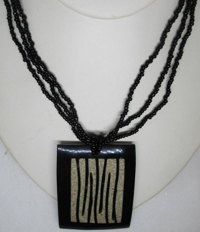 Vintage Schwarze Samen Perlenkette Tigerstreifen-Harz-Anhänger Vintage Schwarze Samen Perlenkette Tigerstreifen-Harz-Anhänger von vserendipityboutique